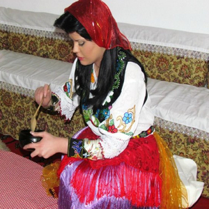 Lotët mbi fustan të bardhë