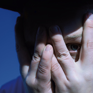 Fingrene Flettet Over Ansigtet