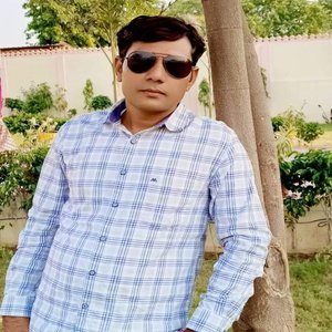 लहंगो रेड कलर को टाॅप जमे सासू कि छोरी कू