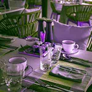 安静的和朋友一起吃饭声音