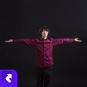 马路上熟睡的乞丐