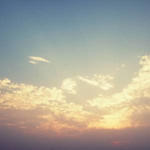 流光溢大地，烟火染云间