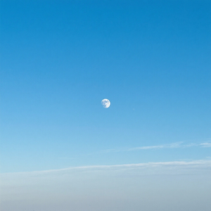 遠い空、同じ月