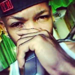 Ella Anda Conmigo (feat. Shakra El Shamakito)