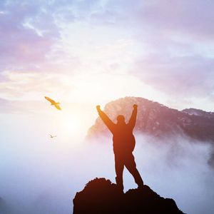 笔锋划破墨色苍穹