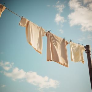 晾衣绳上的晴雨