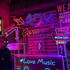 我在绍兴的街头撞在了树上