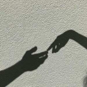 阳光肆意人潮拥挤