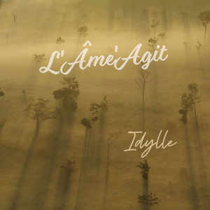 Assise sur le bord de la fenêtre