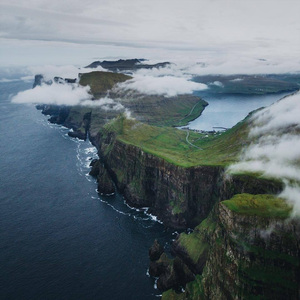 Klippernes råkoldt møde (岩石的冰冷相遇)