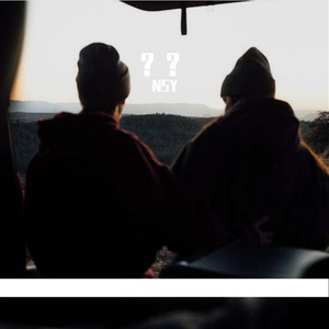 对面的女孩看过来