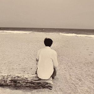 阳光洒下来 我的脸阴霾