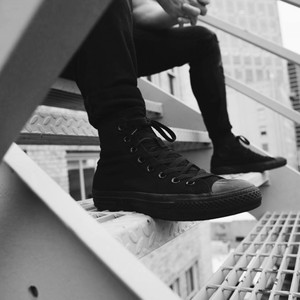 계단에 앉아서