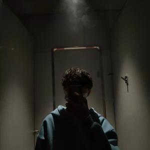 多想在平庸的生活拥抱你