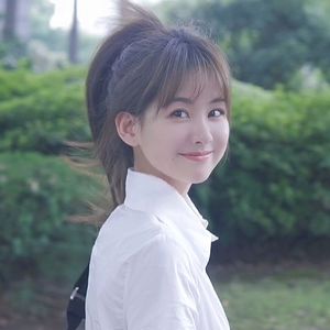 风是从哪儿来wu~（我们打着光脚在风车下跑，手上的狗尾巴草摇的更剧烈