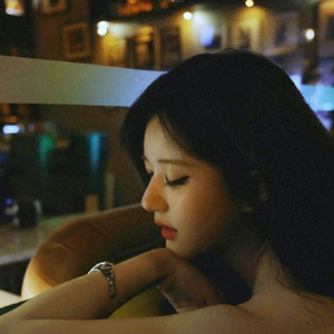 靠在我肩上哭泣