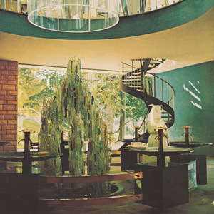 Opferkerzen weihen das Betonbecken