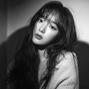 웃으며 보냈다