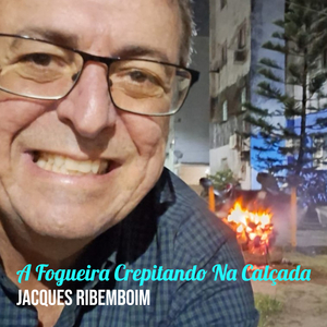 A Fogueira Crepitando Na Calçada