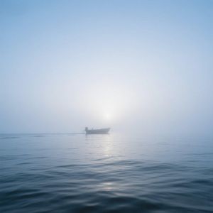 轻舟晨曦穿雾海