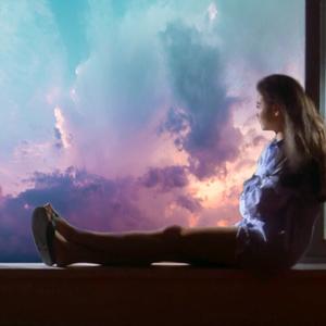 遇见你时，天很灰，雨很轻，如果我问你耳机里听的什么歌，我想我们就会有故事。但我内心卑如佝蚁，只能任你擦肩而过，消失在漫漫人海中