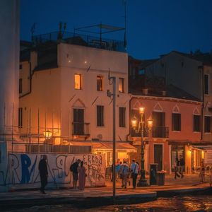 灯火阑珊共留影，细雨轻声诉千愁