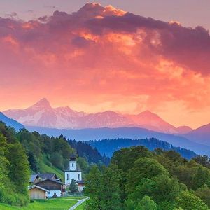 相拥相依不怕难 (2)