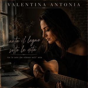 Canta il legno sotto le dita
