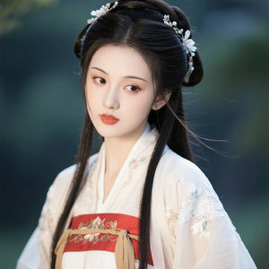 向江南折过花，对春风与红蜡
