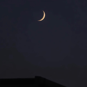 月儿弯弯把梦摇