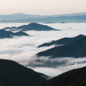 夕阳染红海岸线