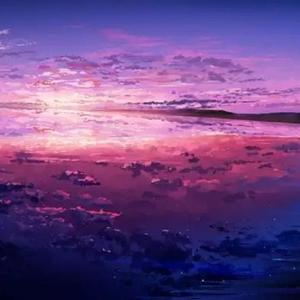 紫色余晖下的海边与你散步