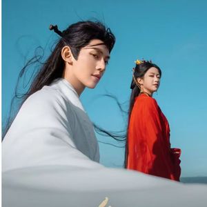 一树一双人，枝下共舞