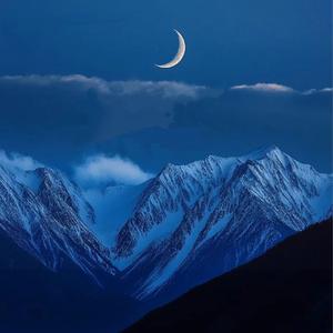 月亮照山川