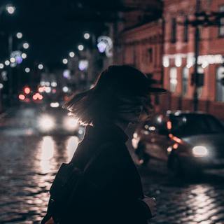 你如梅花在寒风中挺立，未惊动风只铁了心