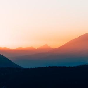 初见她漫步溪桥下 (热播)