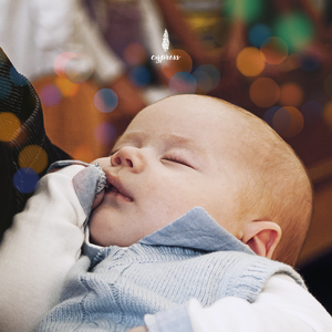 엄마의 입맞춤에 아기는 코 잠들고