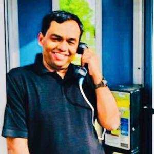 তুমি পথের ধারে বসে আছো