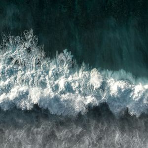 五彩斑斓的白色