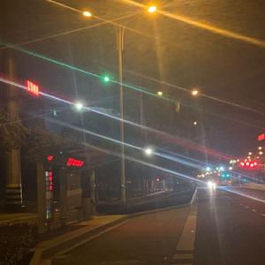 凌晨1：01的公交站台