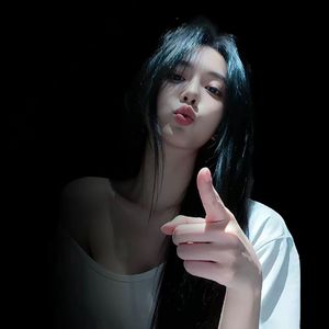 风吻过她的裙摆