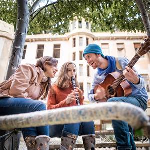 על מצע קוצים