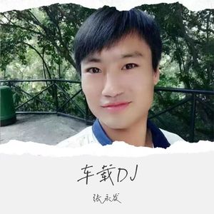 雨滴轻轻敲玻璃
