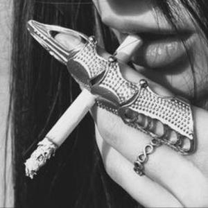 塔檐上悬挂着的风铃