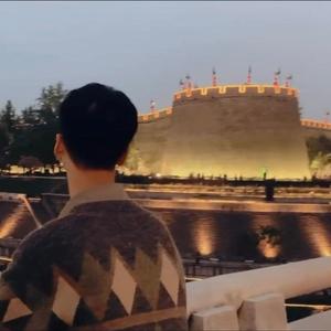 她只喝酒不说话