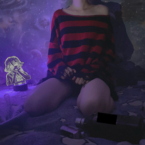 девочка зомби заигрывает с подсолнухом