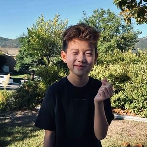 平和晚风下的海滨日落