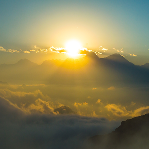 思绪像幽灵般飘浮