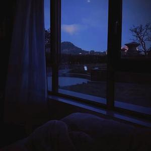 有人难眠有人背风点烟