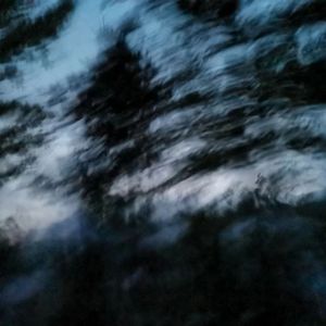 轨迹飞行掠过，云端未有雨落